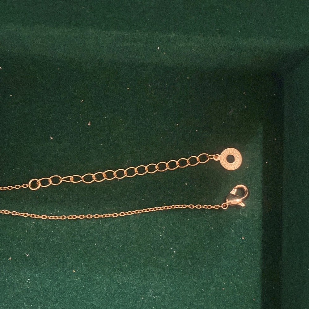 Beautiful gold Leo necklace - Picture 3 of 4